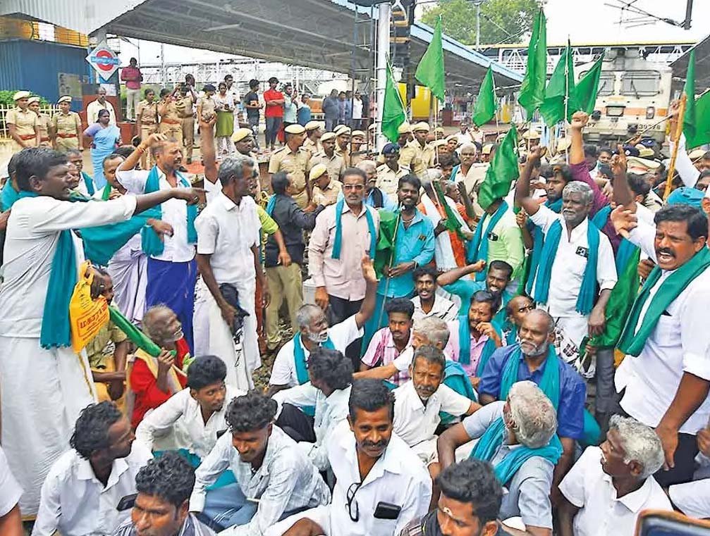 மத்திய அரசை கண்டித்து தஞ்சையில்  விவசாயிகள் ரயில் மறியல் போராட்டம்